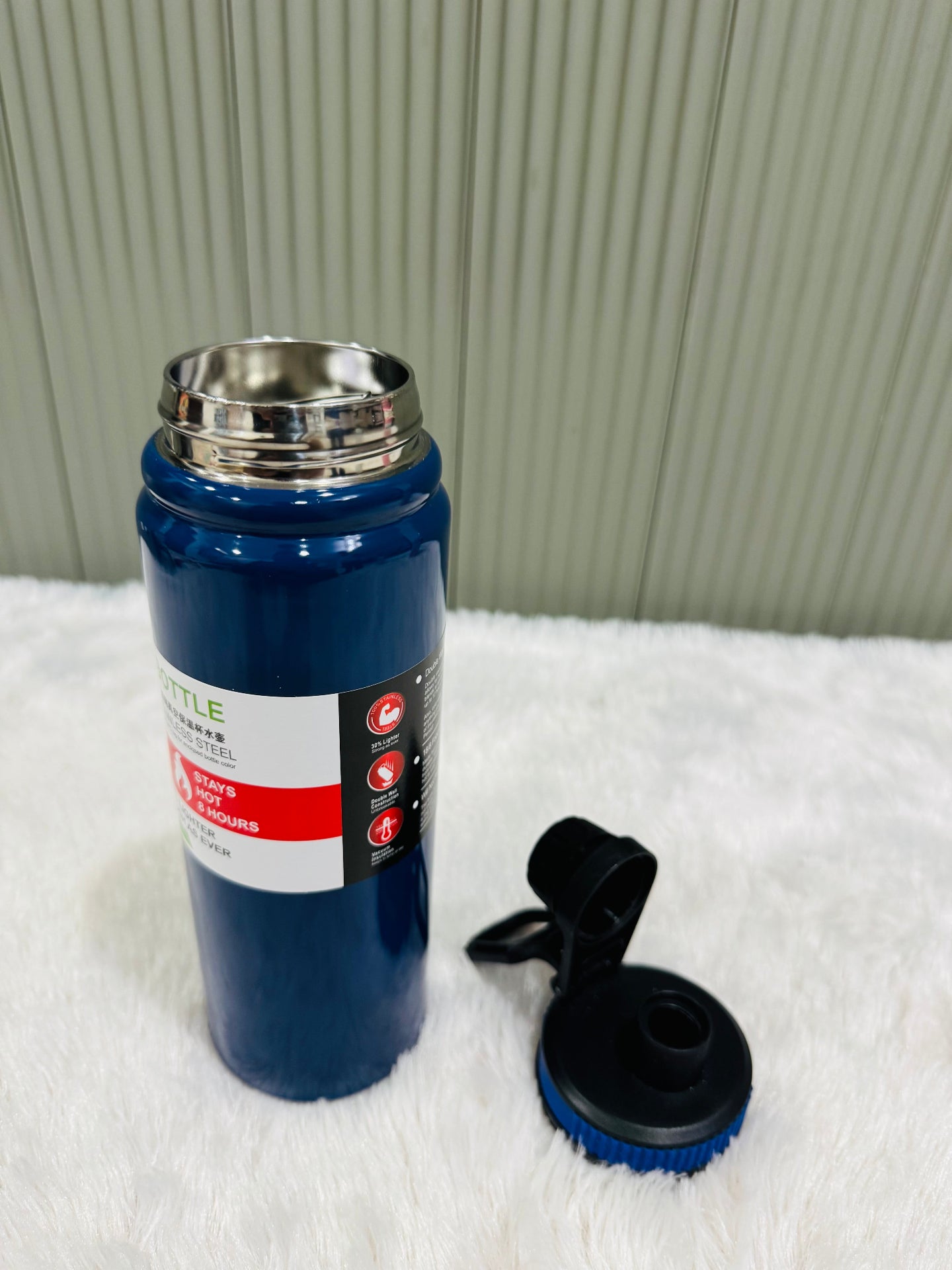 Open navy 800ml vacuum bottle showing wide steel mouth and lid