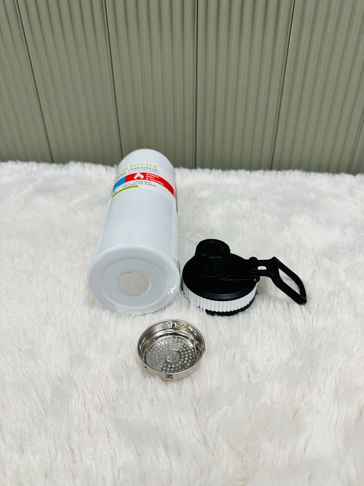 White 800ml bottle on its side showing base, lid and strainer