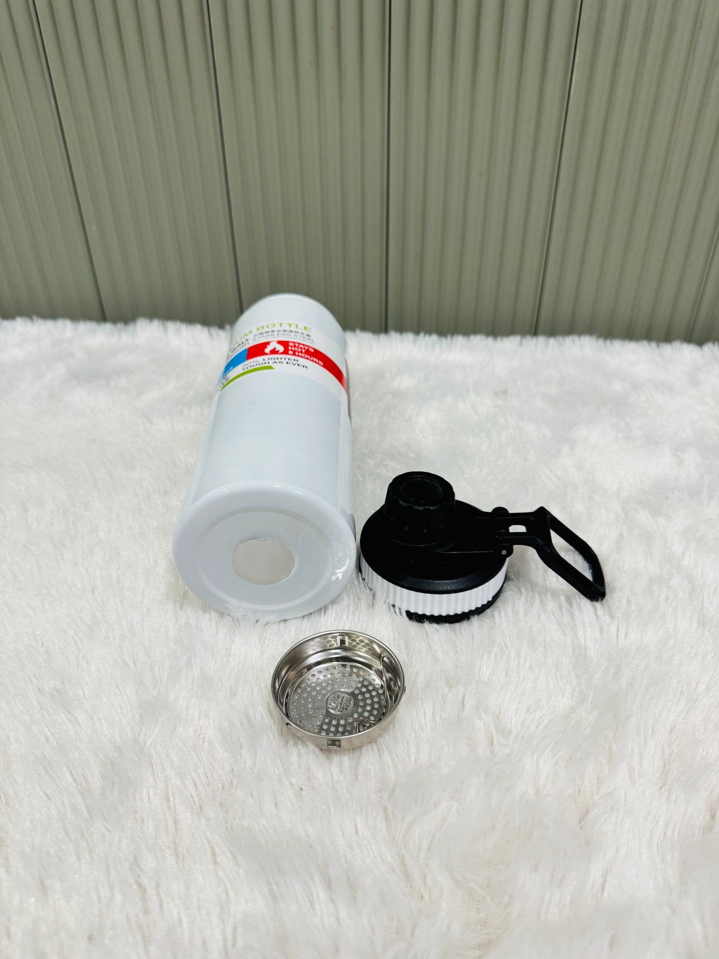 White 800ml bottle on its side showing base, lid and strainer