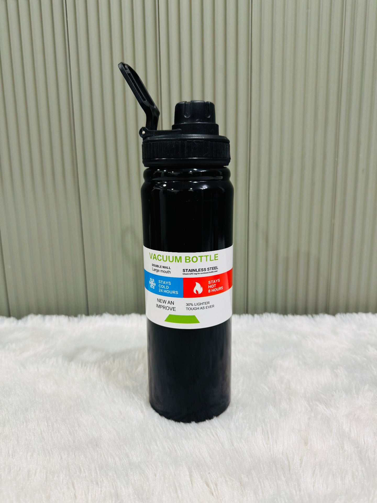 Black 800ml vacuum insulated sports bottle with carry loop lid