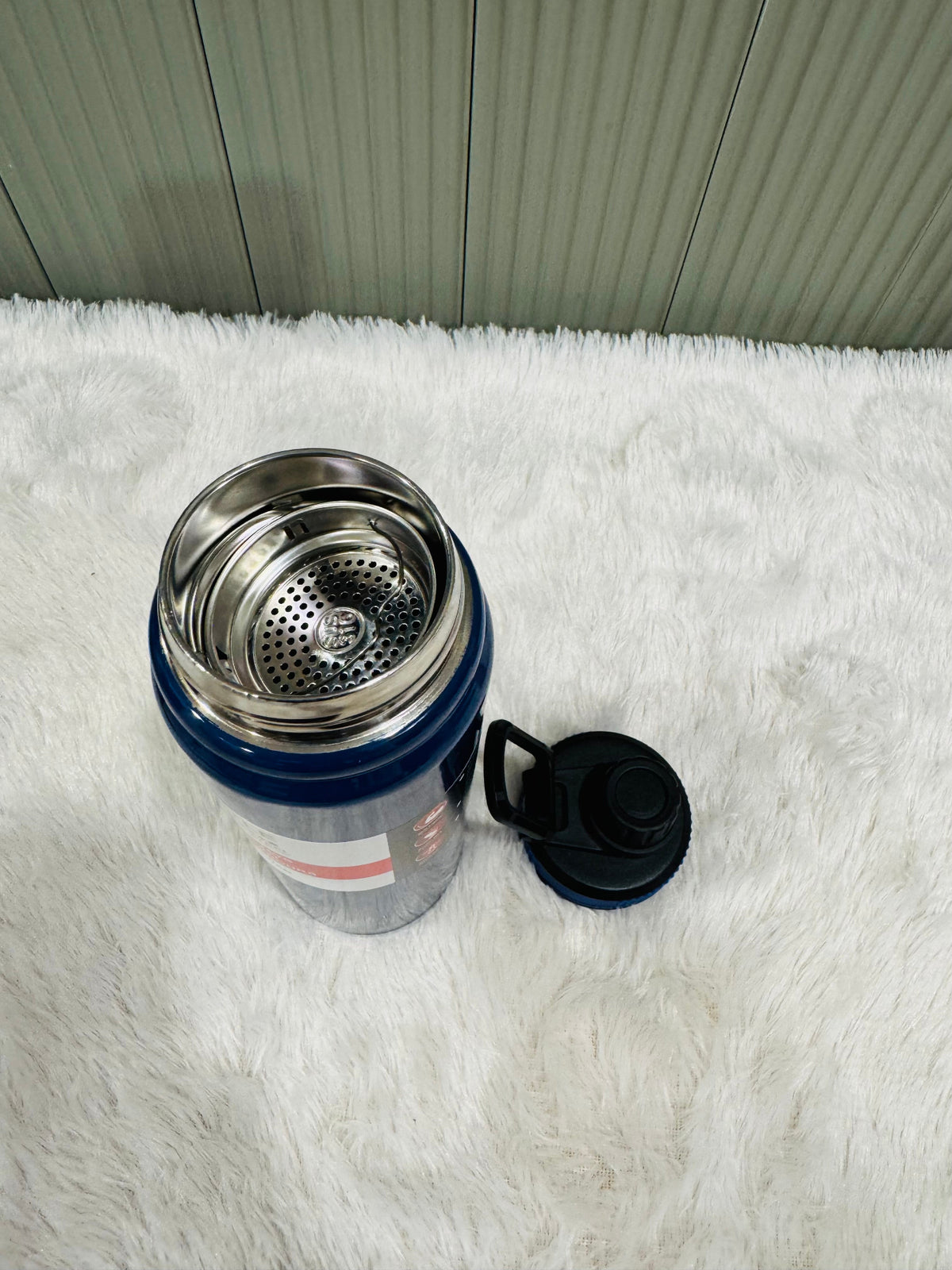 Navy 800ml bottle lying down showing steel strainer insert and lid