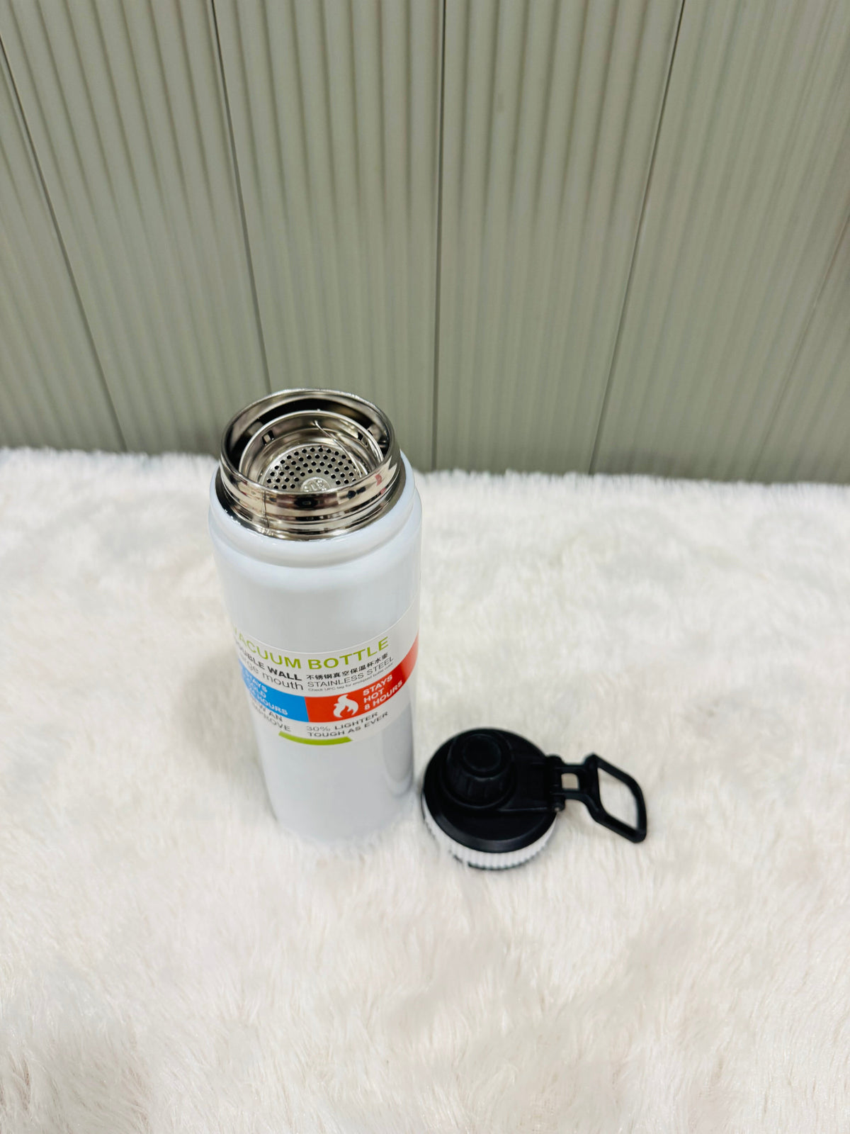 Open white 800ml vacuum bottle standing beside its black lid