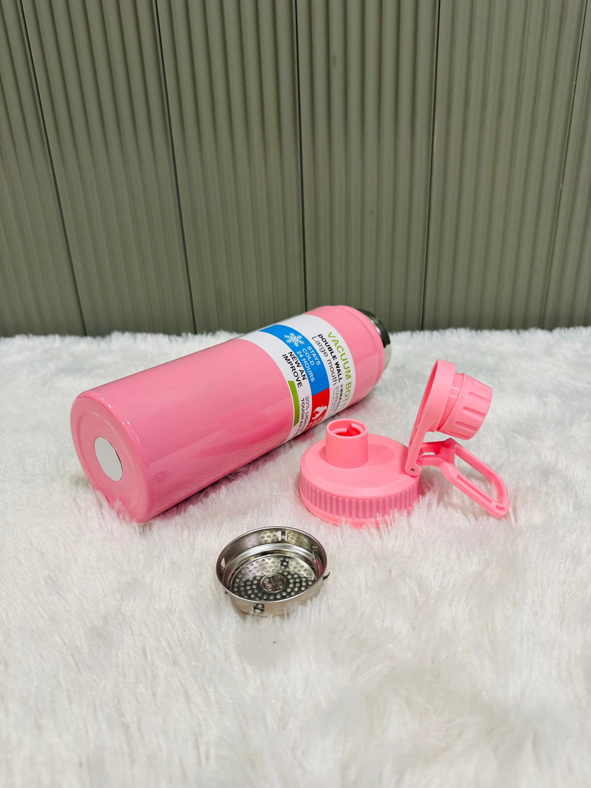 Pink 800ml bottle lying on its side with lid and strainer