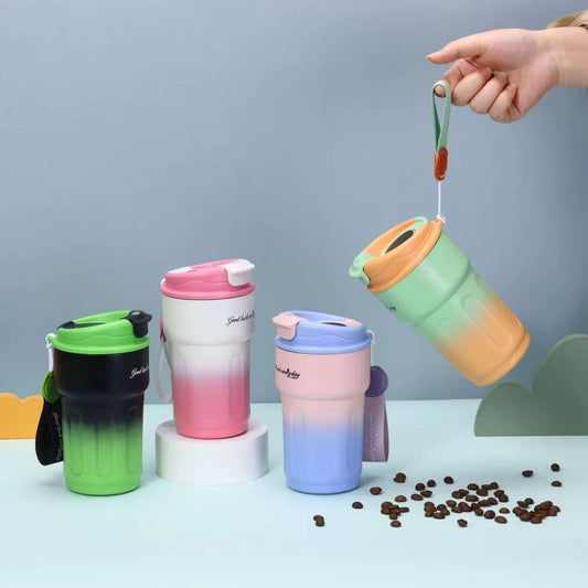 Gradient 500ml coffee mugs on blue backdrop with one lid being lifted