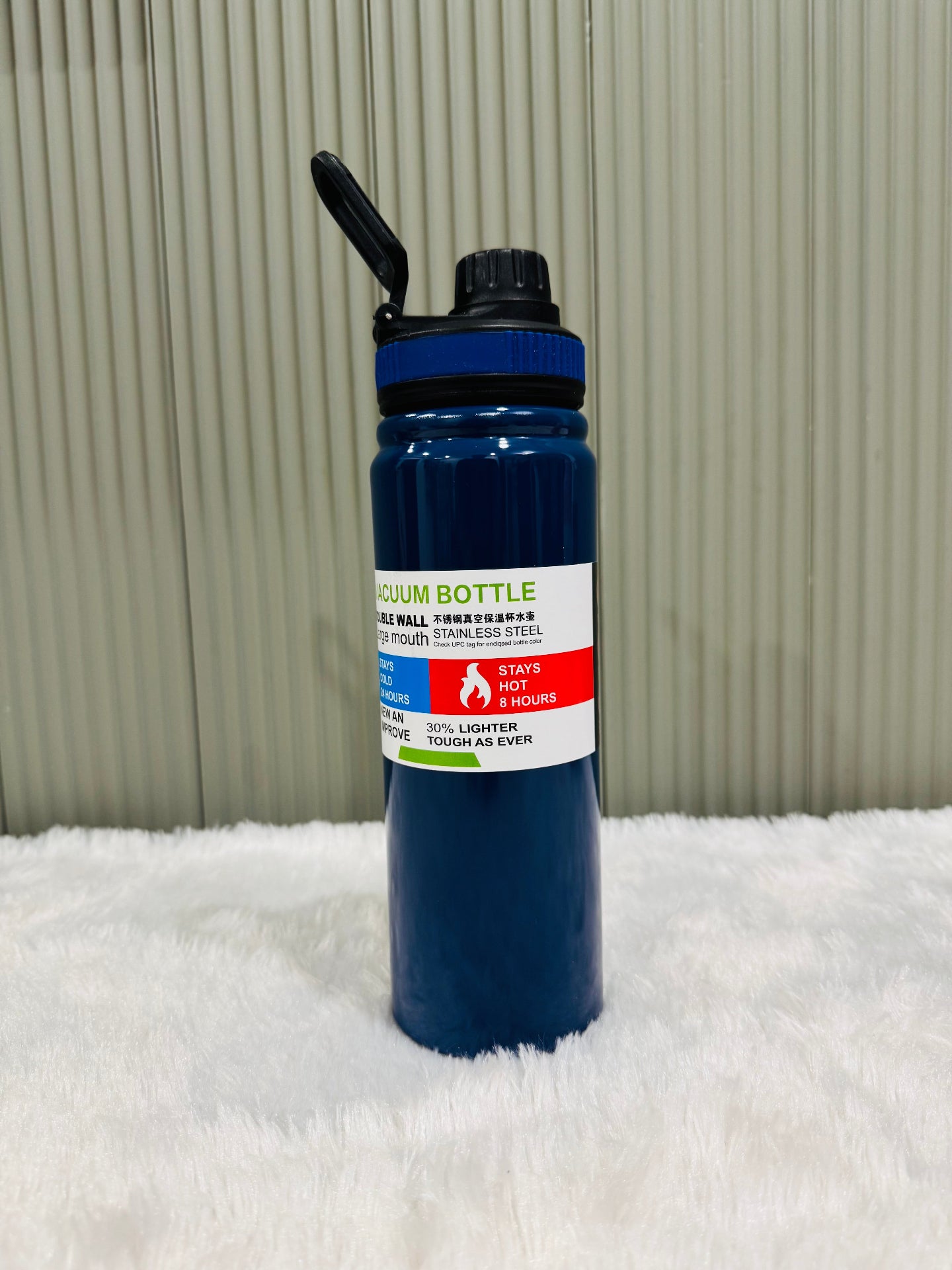 Navy blue 800ml vacuum insulated sports bottle with black carry loop