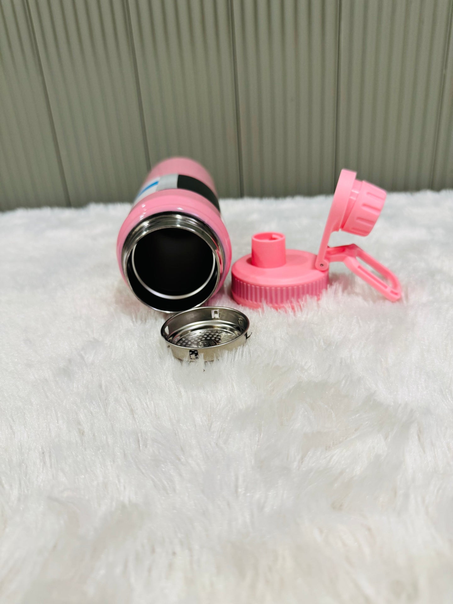 Open pink 800ml bottle showing steel interior, lid and strainer