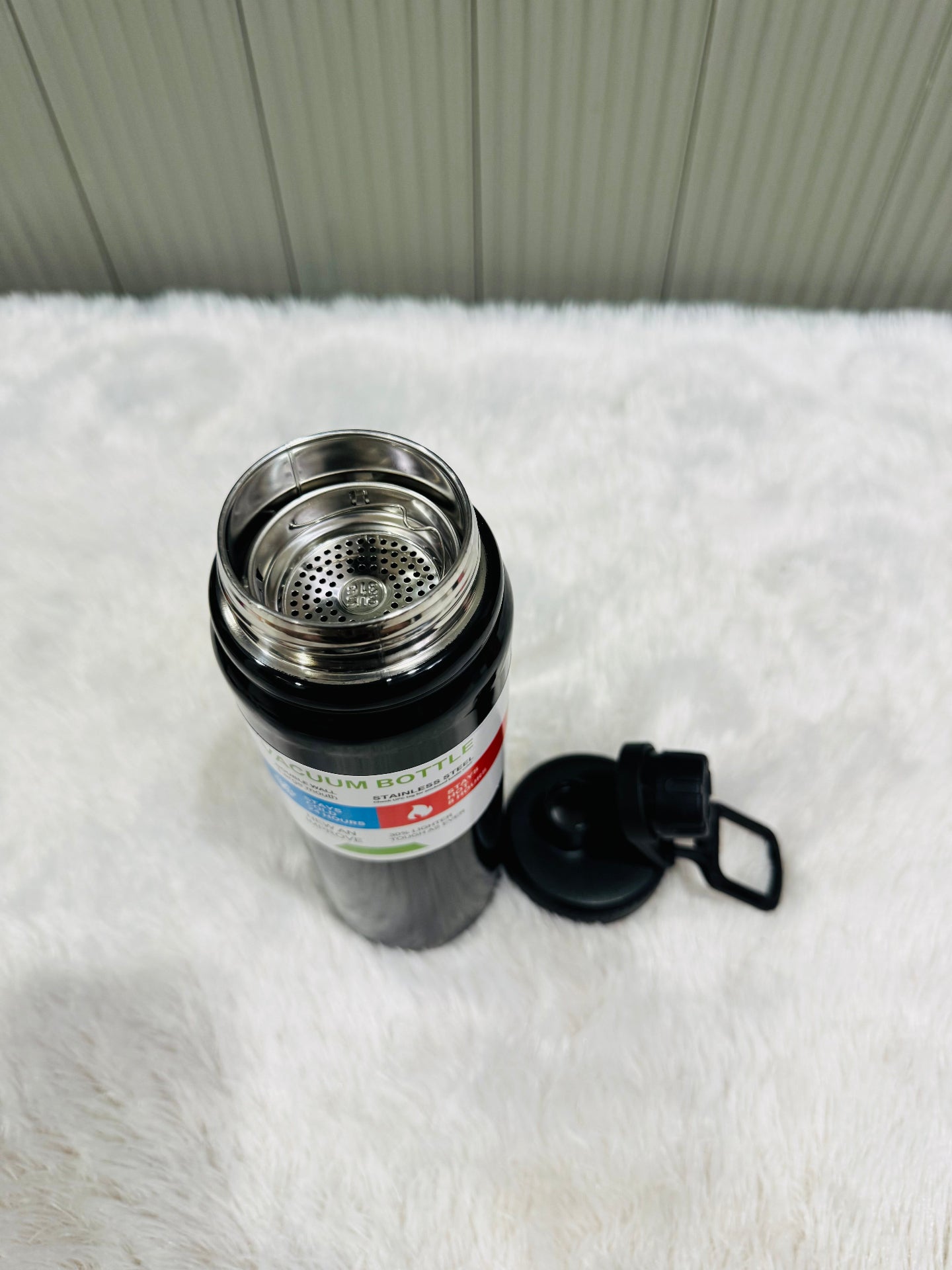 Open black 800ml bottle showing steel strainer insert inside neck