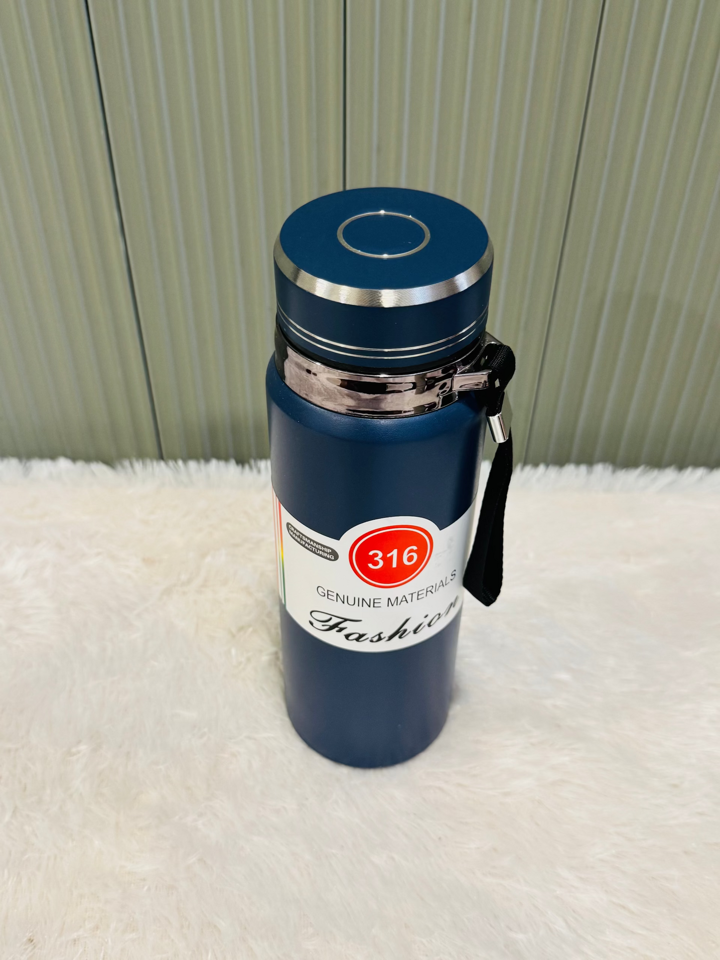 Navy 800ml vacuum bottle with its cup lid fitted, front view
