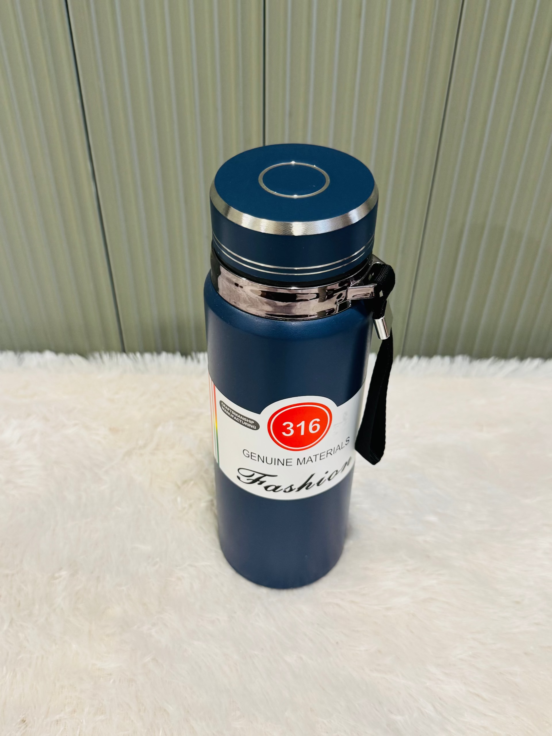 Navy 800ml vacuum bottle with its cup lid fitted, front view