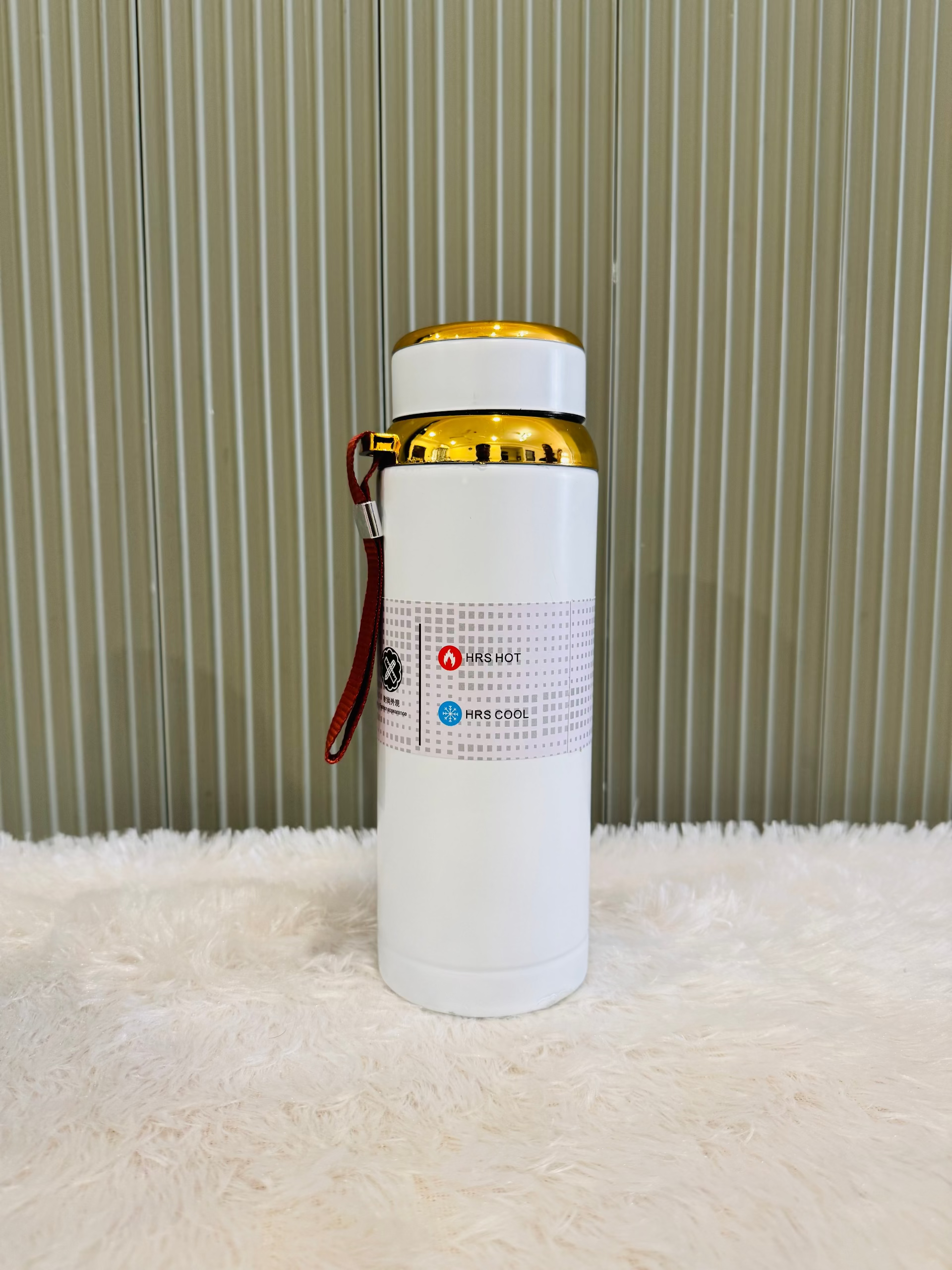 White 800ml vacuum flask with gold trim and red wrist strap