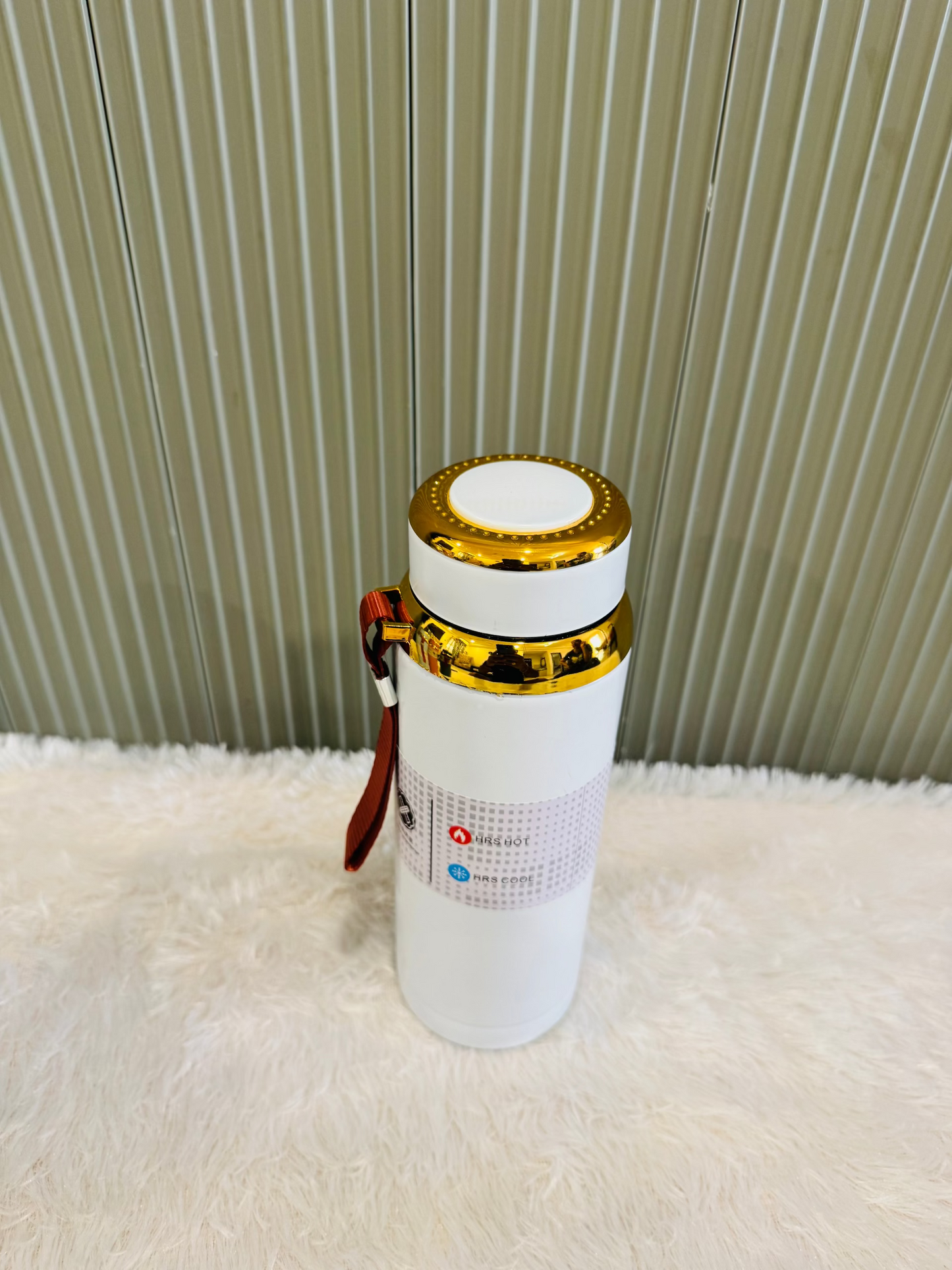 White 800ml vacuum flask with its cup lid fitted, front view