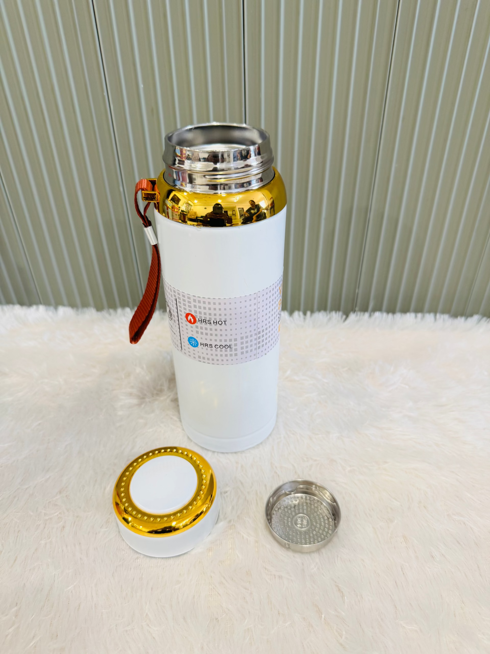 White 800ml flask standing beside its cup lid and steel strainer
